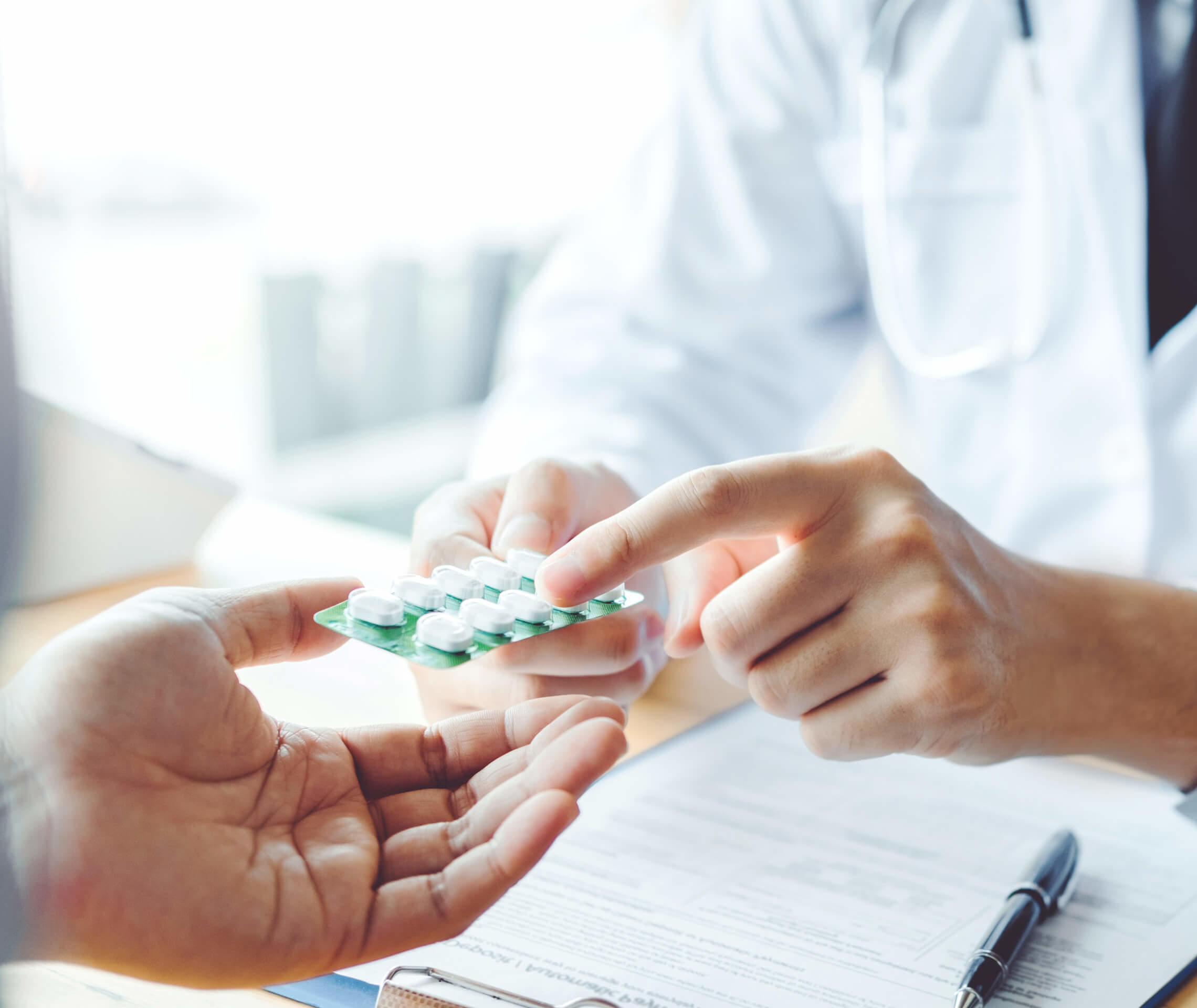 In der Therapiebegleitung erklärt der Arzt dem Patienten, welche Medikamente er einnehmen muss.