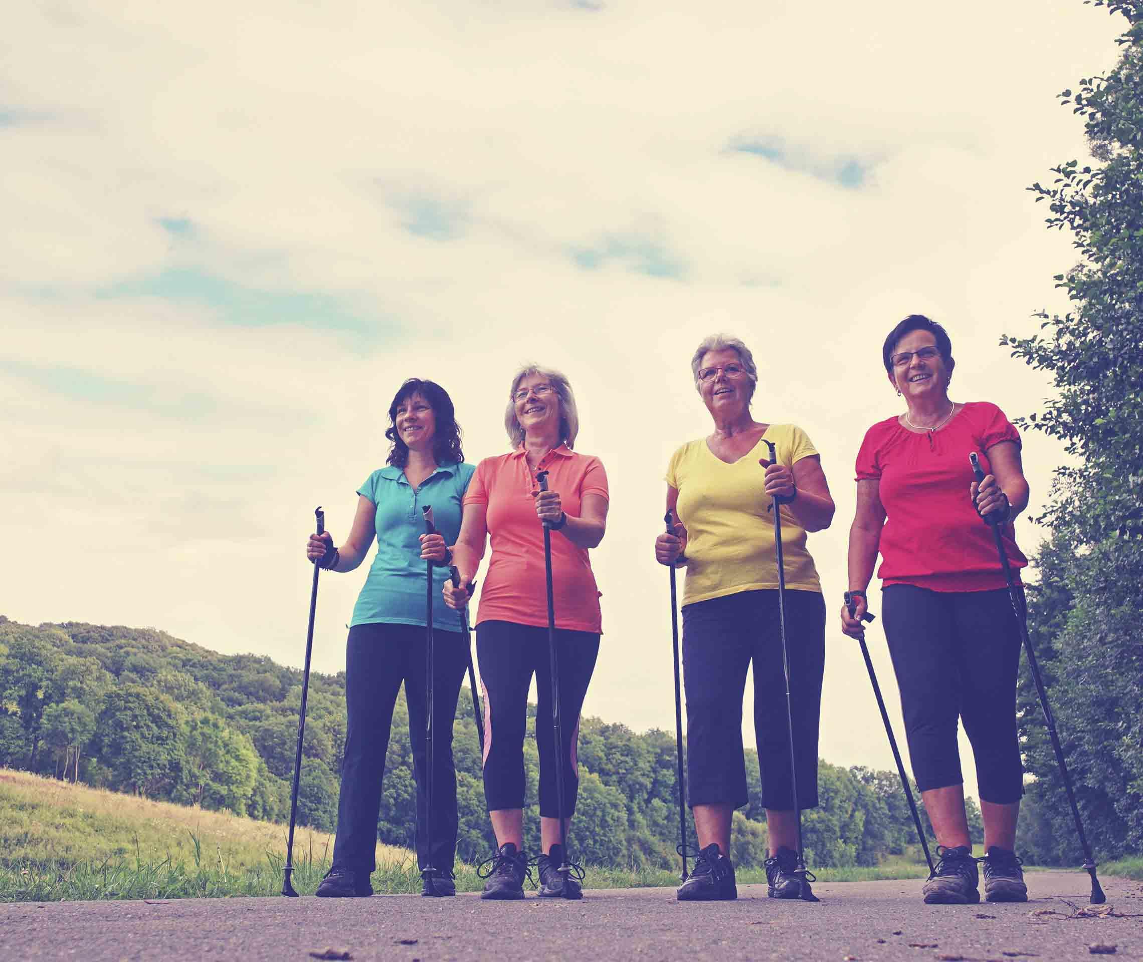 Eine Gruppe Frauen beim Walking: Ein guter Tipp gegen Migräne ist moderater Sport.