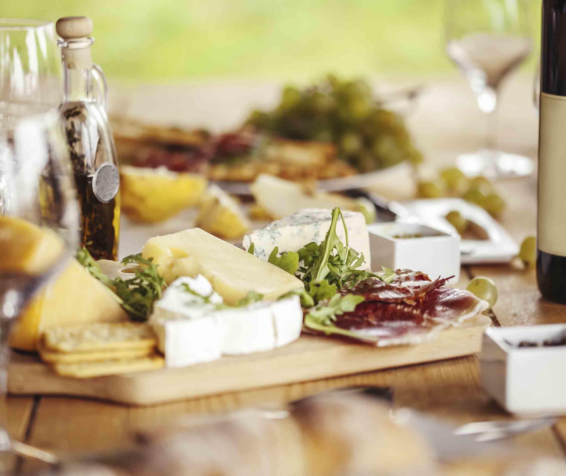Ernährung bei Migräne: Rotwein, Trauben und lang gereifter Käse sind mögliche Migränetrigger.