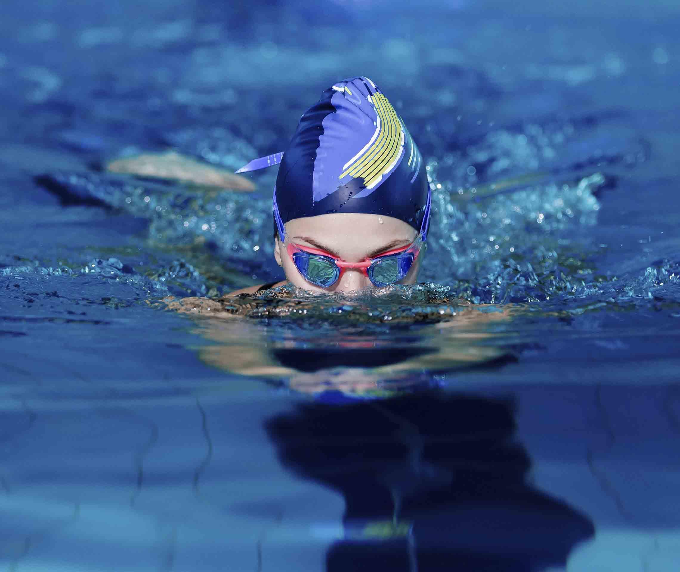 Migräne-Sport: Brustschwimmen als moderater Ausdauersport gegen Migräne.