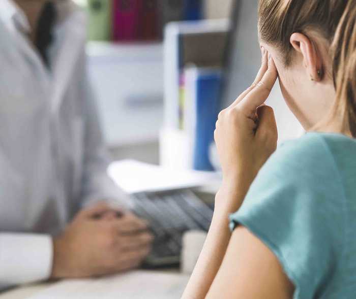 Migräne-Behandlung: Eine junge Frau fühlt sich bei ihrer Ärztin gut aufgehoben und betreut. Migräne-Behandlung: Eine junge Frau fühlt sich bei ihrer Ärztin gut aufgehoben und betreut.