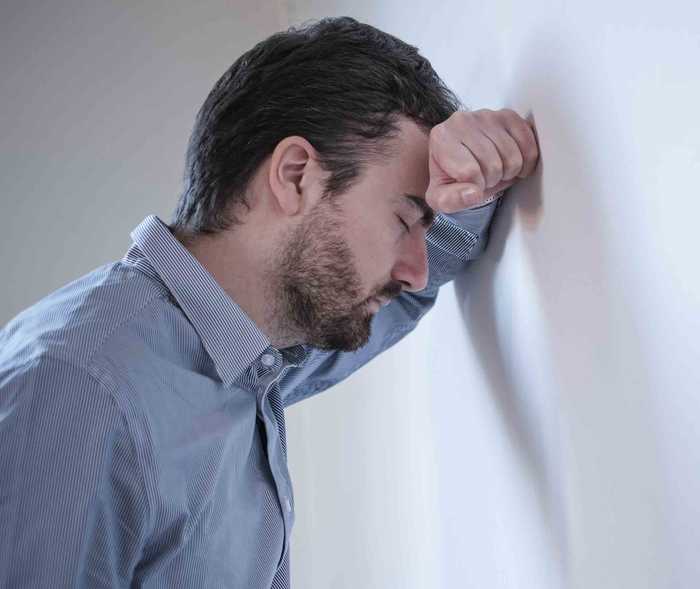 Migräne-Ursache genetischer Art: Mann leidet unter einer Migräne