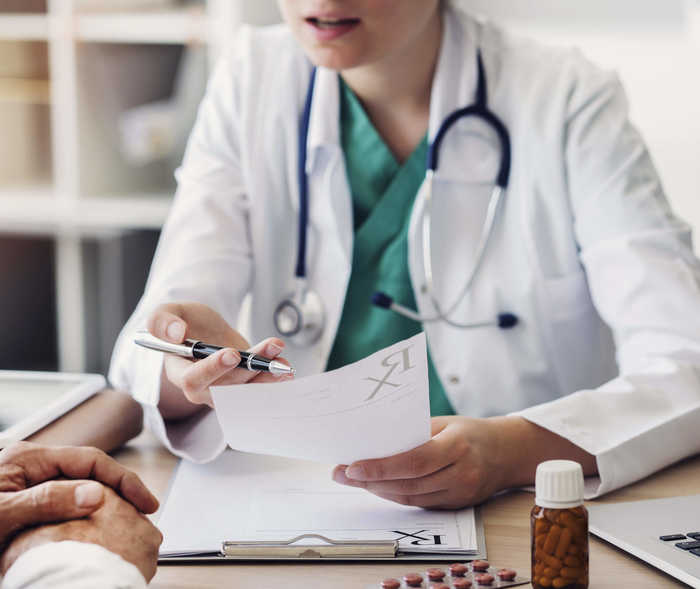 Arztgespräch über Migräne-Prohylaxe mit Antikörpern, bspw. mit einer CGRP Migräne-Spritze. 