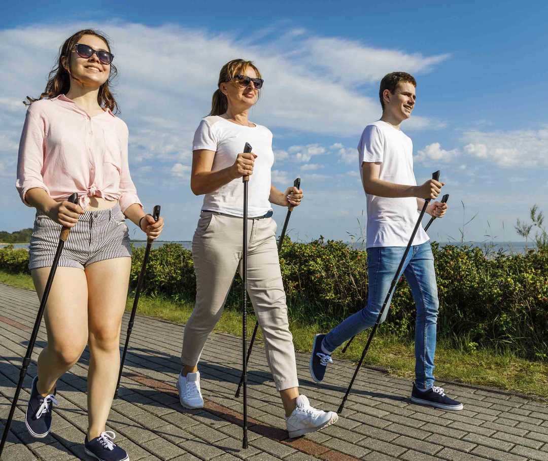 Leben und Migräne: DDrei Menschen mit Migräne beim Walking - moderater Sport kann Migräne vorbeugen.rei Frauen beim Walken