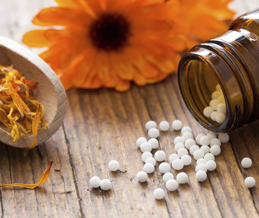 Die Homöopathie hält eine Auswahl an Mitteln gegen Migräne bereit.