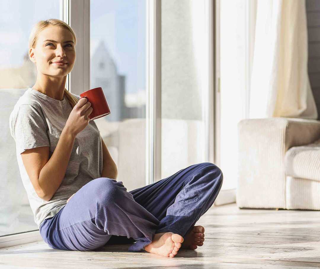 Migräne vorbeugen: Junge Frau ist guter Dinge, dass ihre Migräneanfälle durch die Migräneprophylaxe nicht mehr so häufig auftreten.