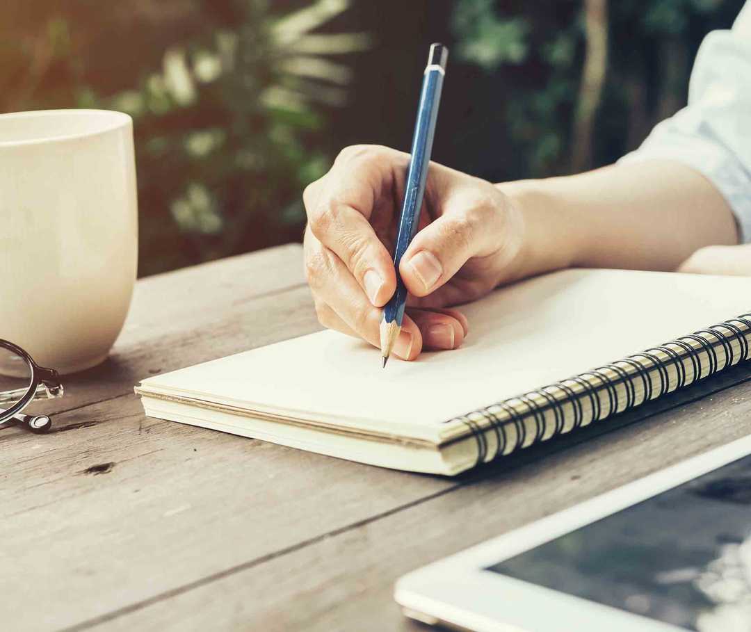 In einem Migränetagebuch (Migränekalender) dokumentiert eine Patientin, wie sich die Krankheit bei ihr äußert In einem Migränetagebuch (Migränekalender) dokumentiert eine Patientin, wie sich die Krankheit bei ihr äußert