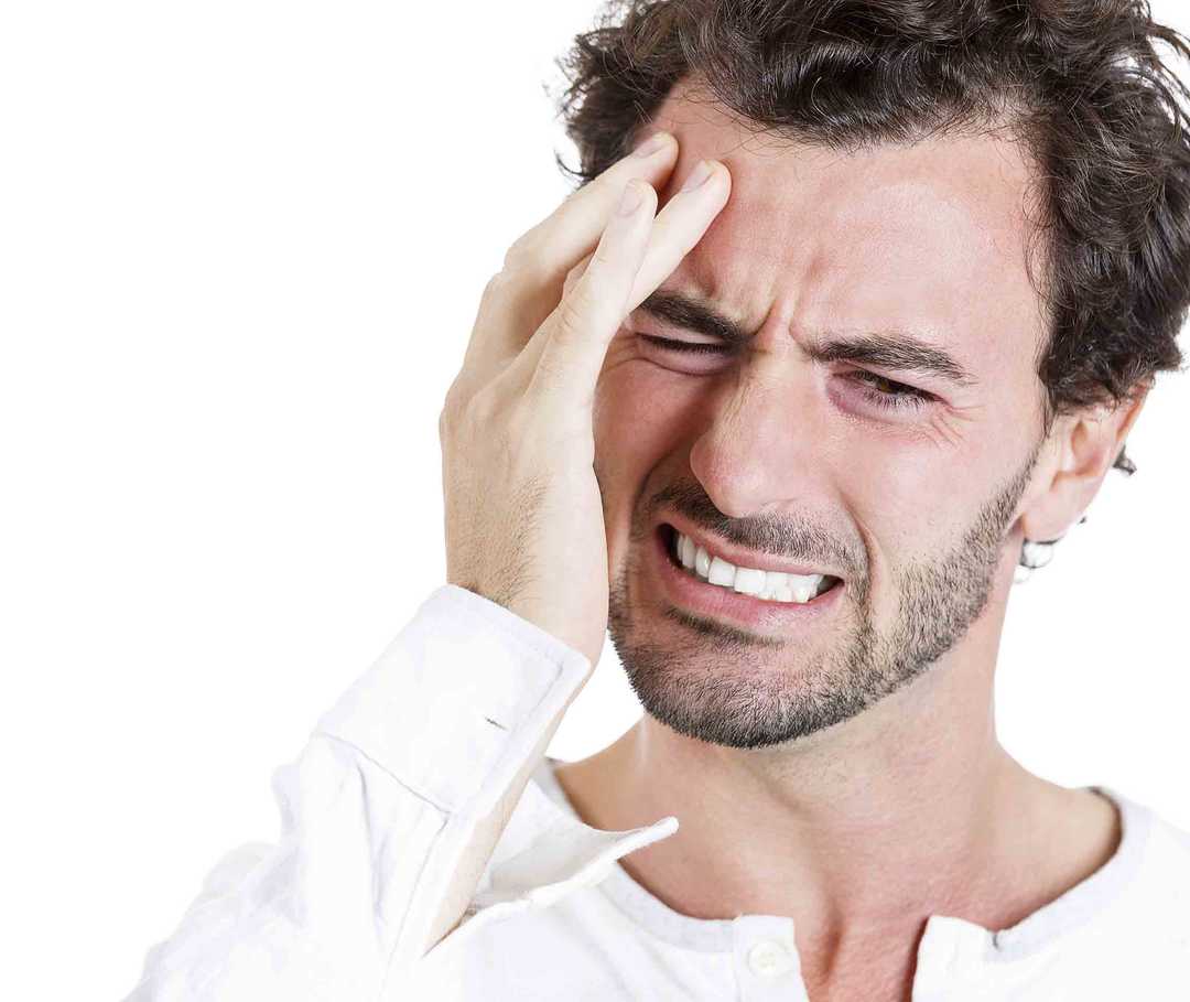 Mann mit Cluster-Kopfschmerzen hält sich den Kopf.