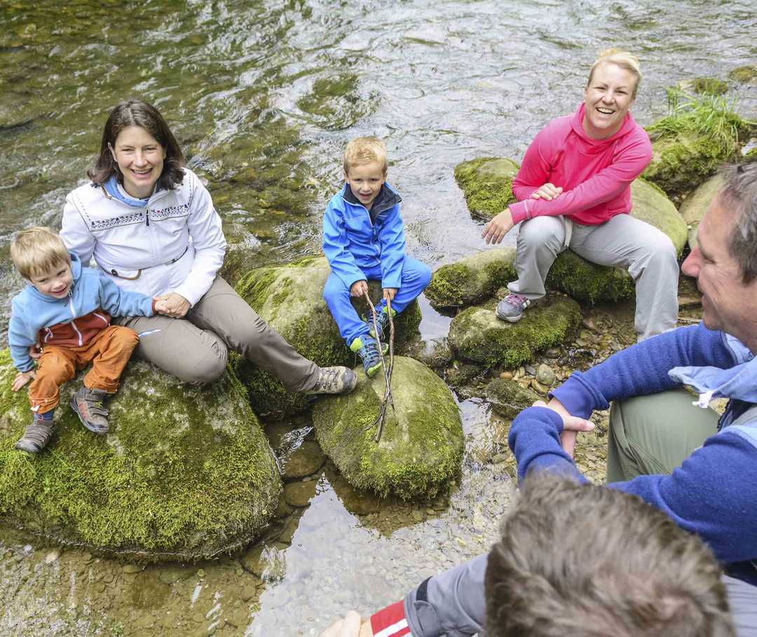 Familie genießt migränefreie Zeit gemeinsam. Migräne und Familie: Familie genießt migränefreie Zeit gemeinsam.