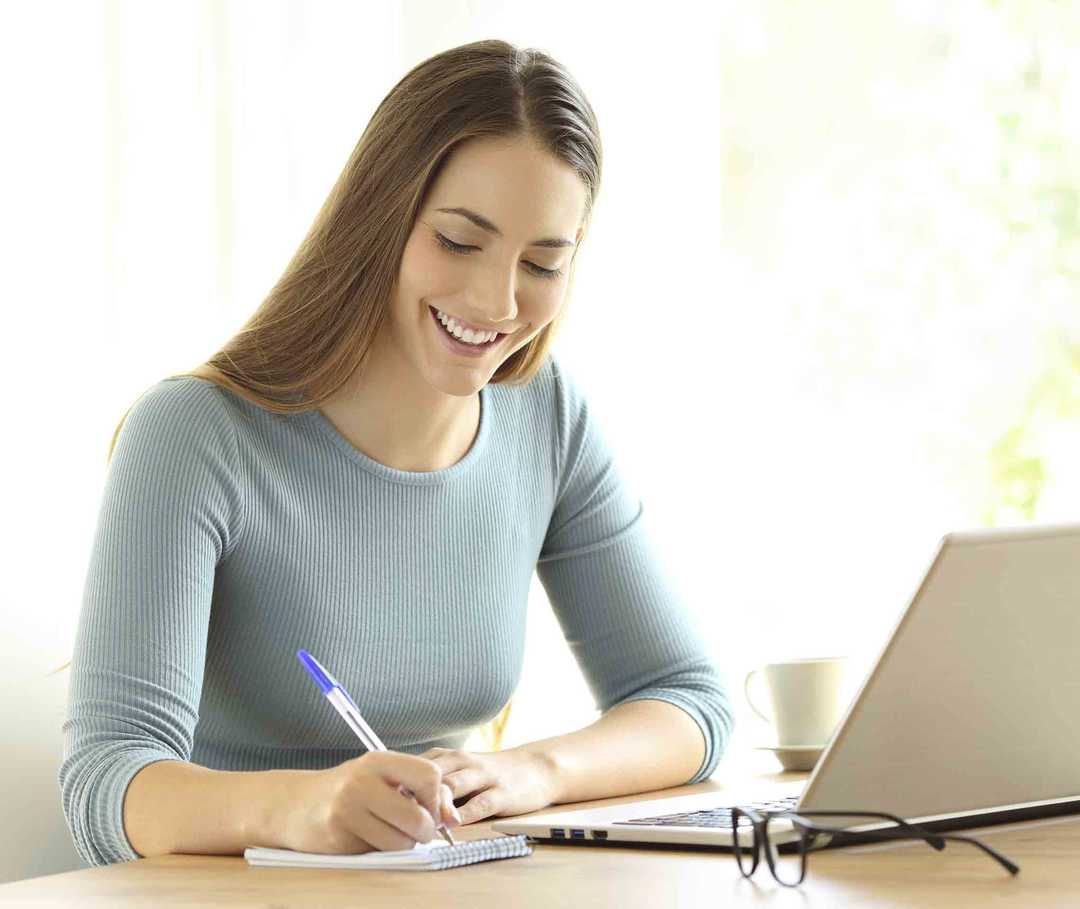 Frau sucht im Internet nach Selbsthilfegruppen, um sich mit anderen über das Leben mit Migräne auszutauschen.