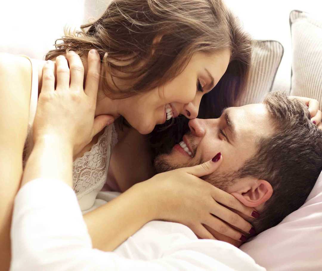 Sex gegen Migräne: Paar kuschelt im Bett.