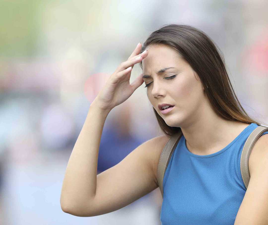 Migralepsie: Frau hat Migräne und Epilepsie.