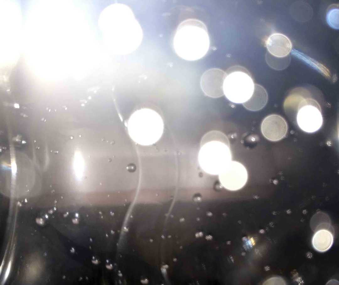 Migräne ohne Kopfschmerzen (migraine sans migraine): Reflektierende Lichtpunkte.