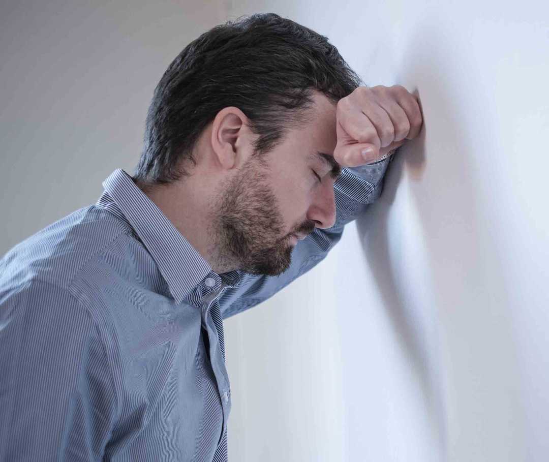 Migräne-Ursache genetischer Art: Mann leidet unter einer Migräne