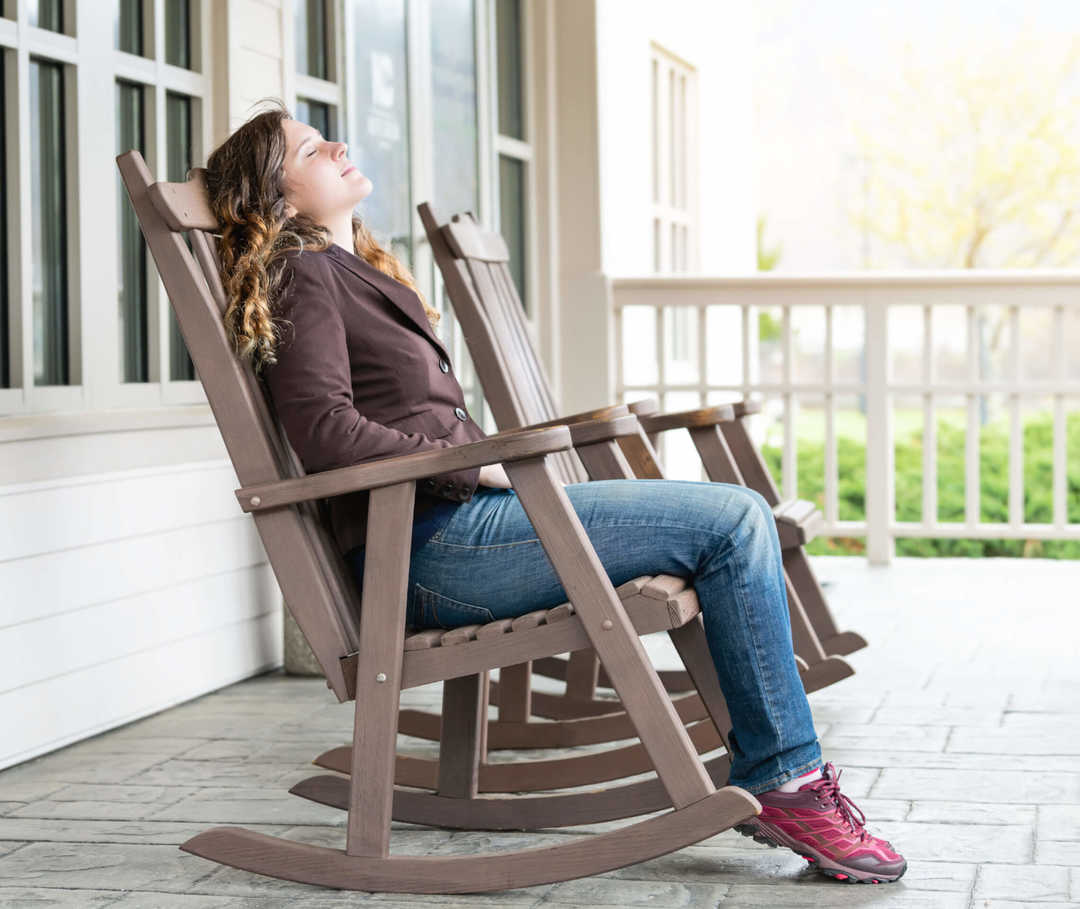 Autogenes Training: Frau mit Migräne sitzt entspannt in einem Stuhl.