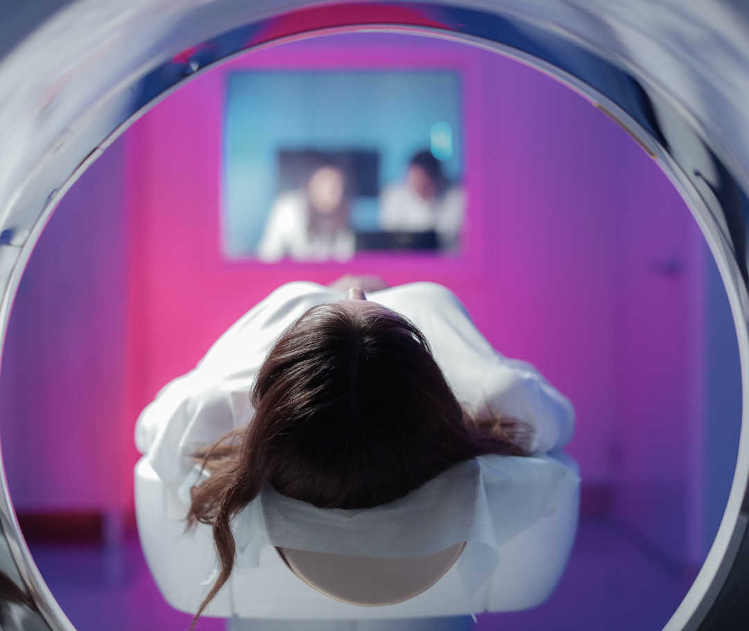 Ärzte führen eine CT-Untersuchung bei einer Frau durch, um die Ursache ihrer Donnerschlagkopfschmerzen festzustellen.