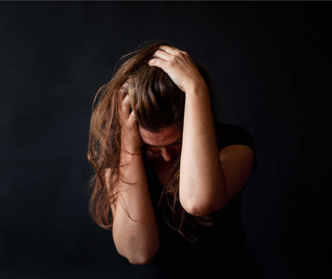 Donnerschlagkopfschmerz: Frau leidet unter extremen, heftigen Kopfschmerzen.