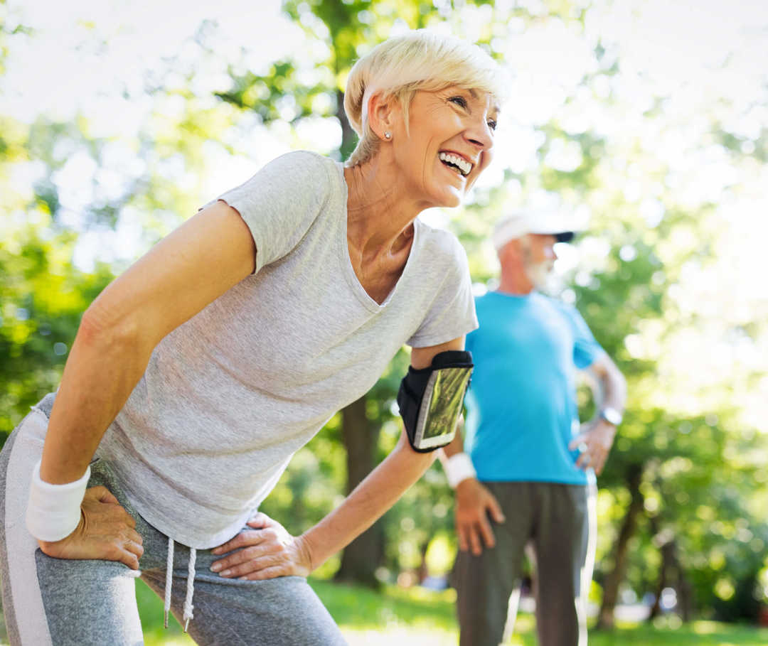 Paar macht Sport gegen Migräne im Alter.