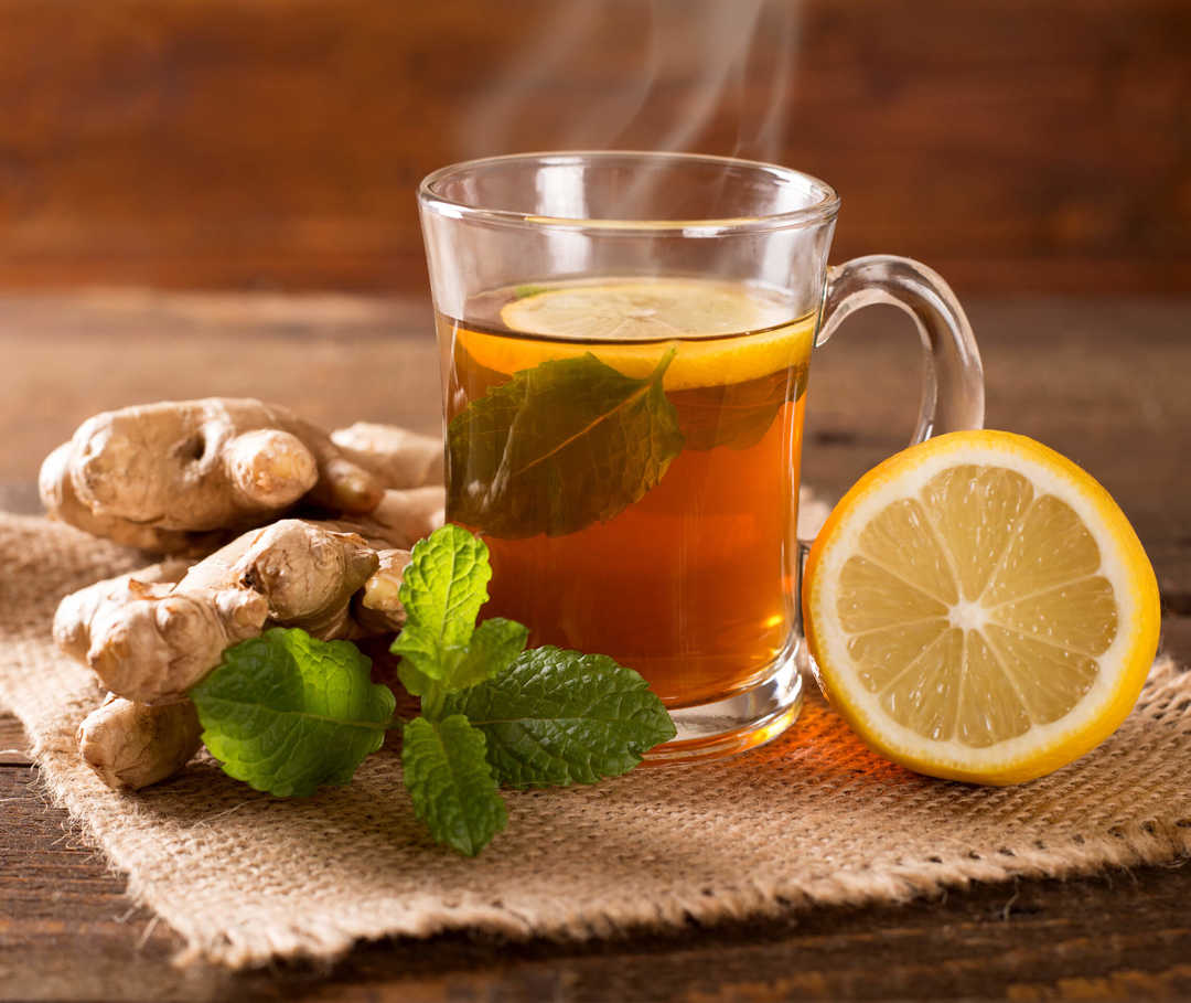Was tun gegen Migräne mit Übelkeit – ein Glas heißer Ingwertee.