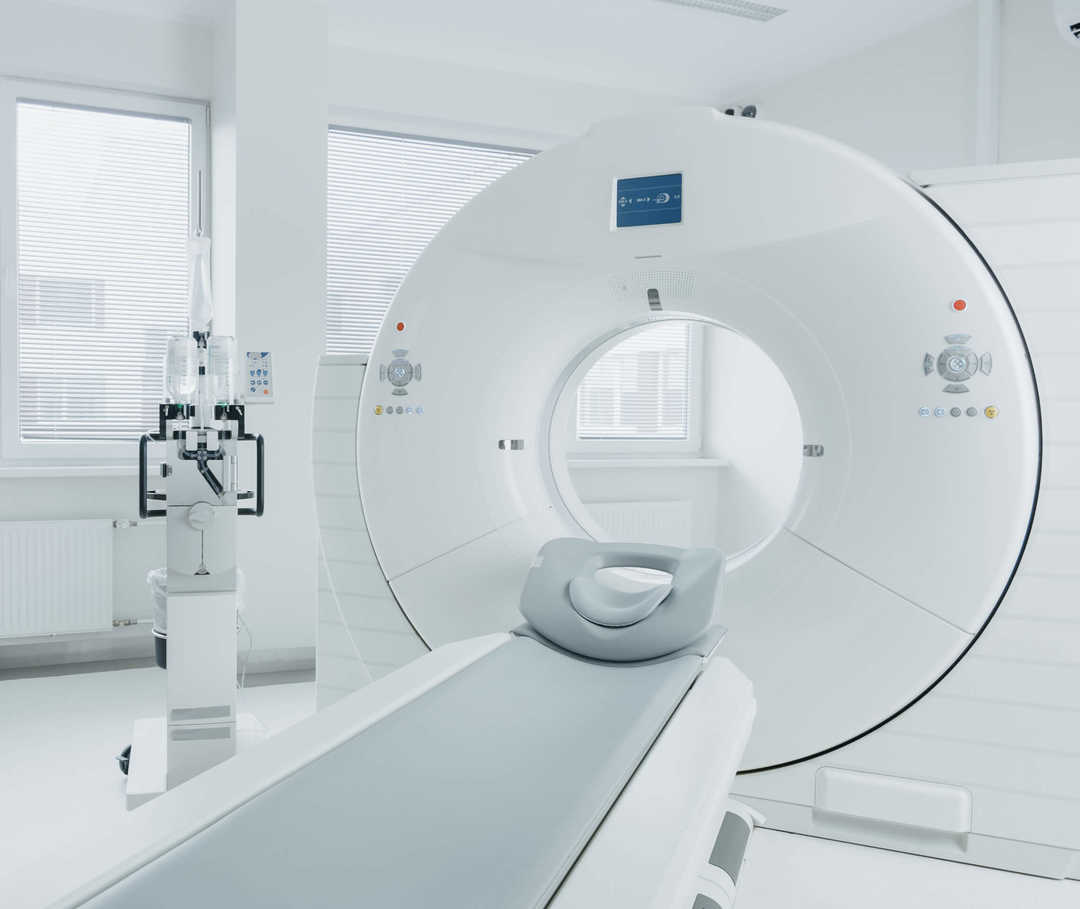 CT-Gerät, welches neben einem MRT oder EEG zur Diagnose von Migräne Verwendung findet.