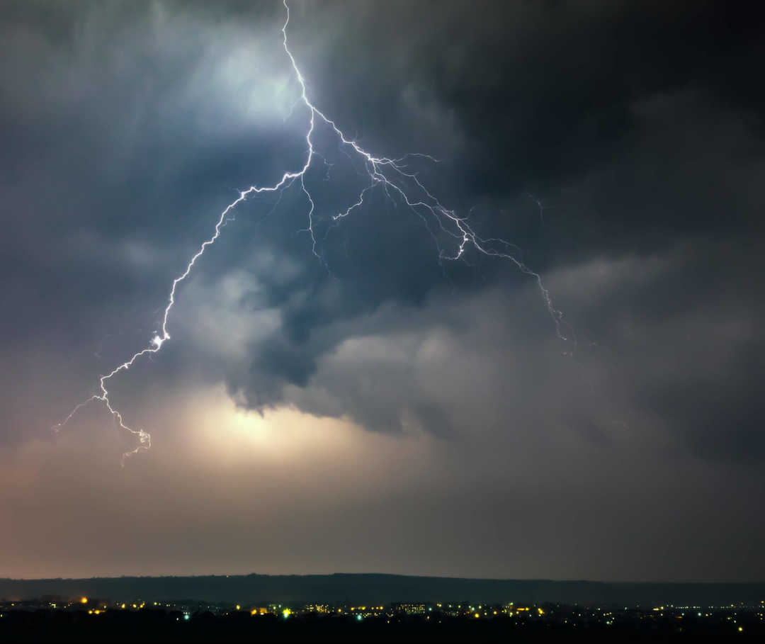 Blitz am Himmel – das Biowetter kann Migräne-Attacken beeinflussen.