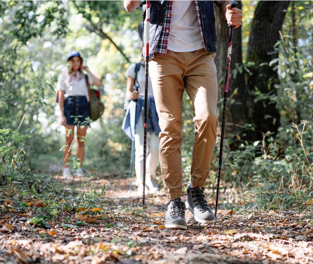Eine Gruppe beim Walking: Ein guter Tipp gegen Migräne ist auch in Zeiten von Corona moderater Sport.