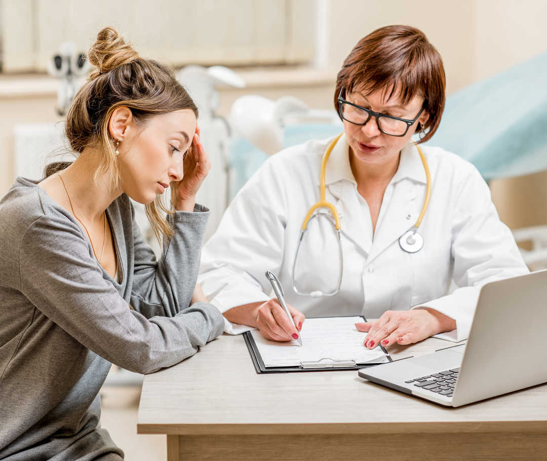 Arzt-Patienten-Gespräch, um herauszufinden, ob es sich um primäre oder sekundäre Kopfschmerzen handelt.