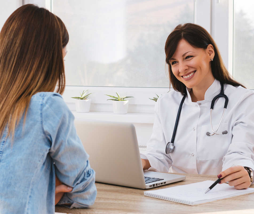 Frau unterhält sich mit Ärztin über Migräne, der Arztfinder hat ihr bei der Suche geholfen.